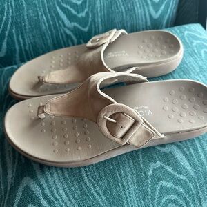 Vionic Women's Light Beige Buckle Thong Sandals